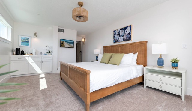 Be A Nomad | Oceanfront Boutique Hotel | {2FL King}