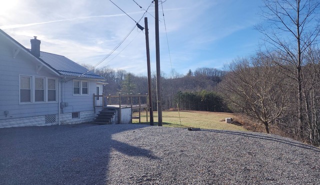 Be at home and bring your pet, close to Trails and amenities but private