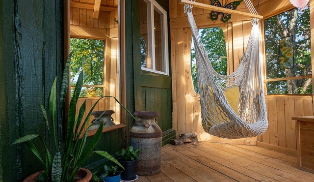 Beautiful rustic chalet with a tower and spectacular view. A spa and veranda open all year round.