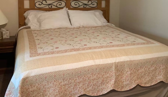 "Be Happy" King bed room
