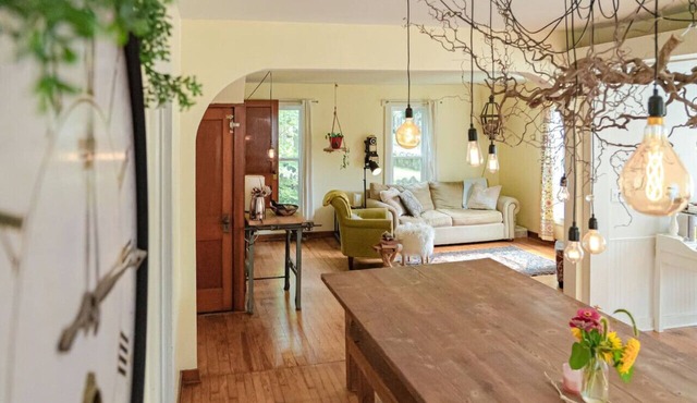 Be home away from home @ Charming Chestnut Cottage