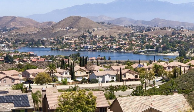Be Home With A View. Close To All The Socal Attractions. Sleeps 8