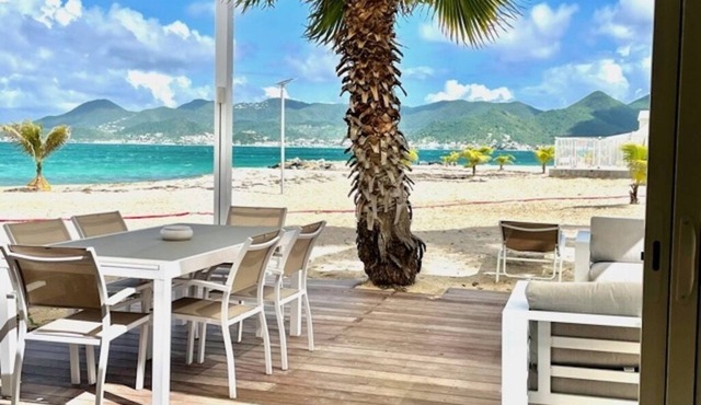 Beach front fabulous new all renovated unit 3 bedrooms 3 Baths, pools see view