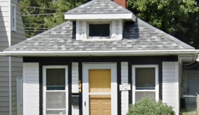 Be our guest at this cozy 1928 tiny home located in a beautiful small town.