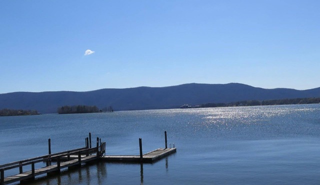 Be Our Guest - Big Lakefront Townhome!