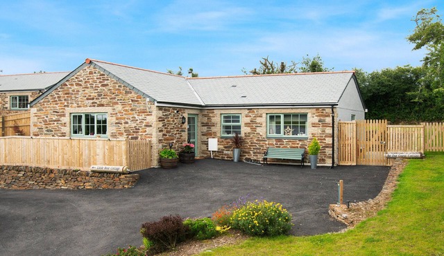 BE OUR GUEST COTTAGE, pet friendly, country holiday cottage in Truro