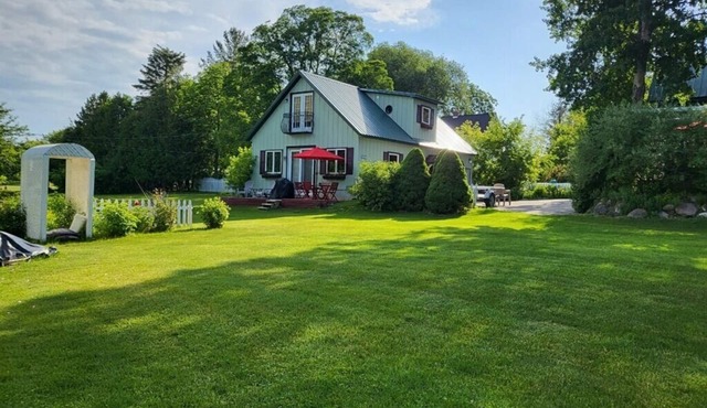Be our guests cottage nClose to Lake Michigan and 10 minutes to Charlevoix.