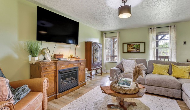 'Be Still in the Hills' Laurelville Home, Hot Tub