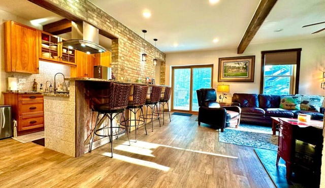 Be Still & Know, Luxury Apartment, Dog-friendly, Walk to Port, Shops, & Beach