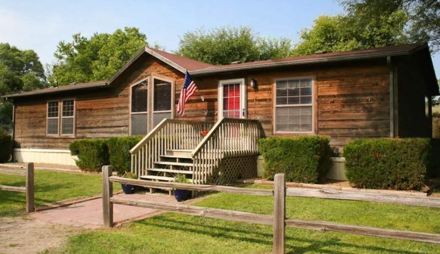 Be Well Bunkhouse - Tranquil Home with Rustic Charm & Homey Touches