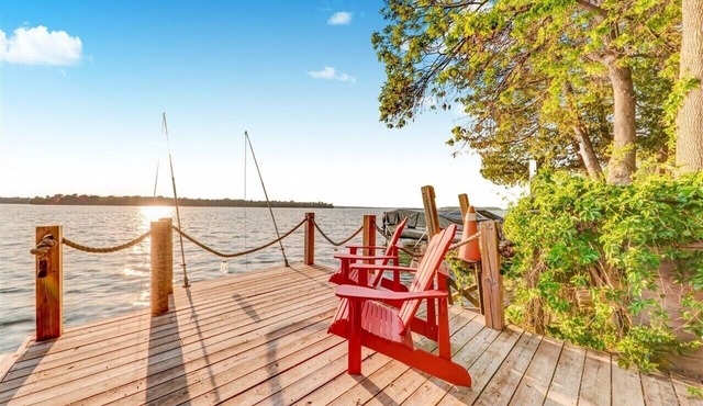 Beautiful Sunsets on the Lake with a 4 Bedroom All Seasons Family Sized Cottage!