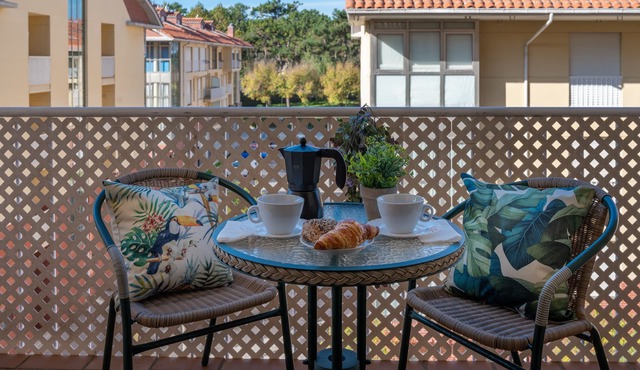 Beautiful very spacious apartment with garage on the beach