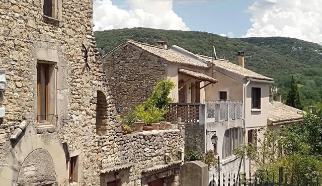 Beautiful medieval house in an 11th-century village for 2 to 8 adults + 4 children
