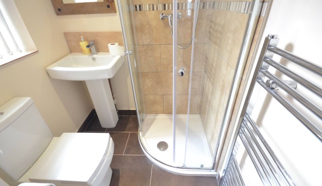 beautiful modern city apartments 5 mins from local transport links