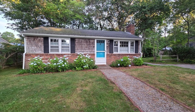 Beach 0.7 Mi walk- Craigville & Covell. A/C, bikes, fire pit, 3 Day min Sep-June