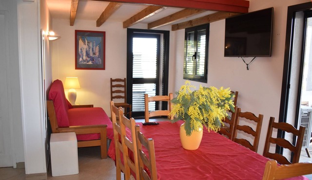 Beach<100m.Air conditioning.Swimming pool.Private parking. Opt Wifi, car, bike. No. of activities