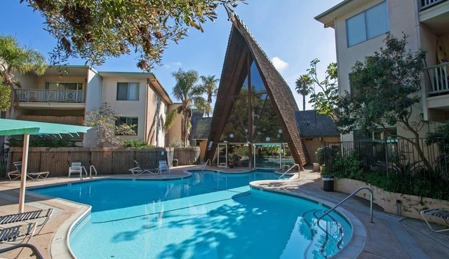 Beach 1BR Retro Tiki Condo Pool + Parking Balcony King Bed Top Floor