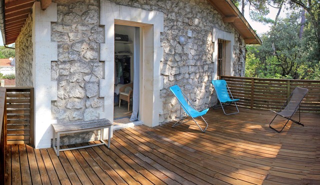 Beach – 50m away. Sleeps 8 people. Suitable for disabled persons
