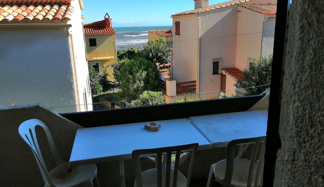 Beach<50m. Equipped balcony. Parking. Wifi, car, bike option. No. of activities