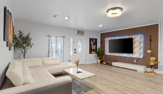 Beach 6BR | Pool | BBQ | 5 Min to Beach | Sleep-14