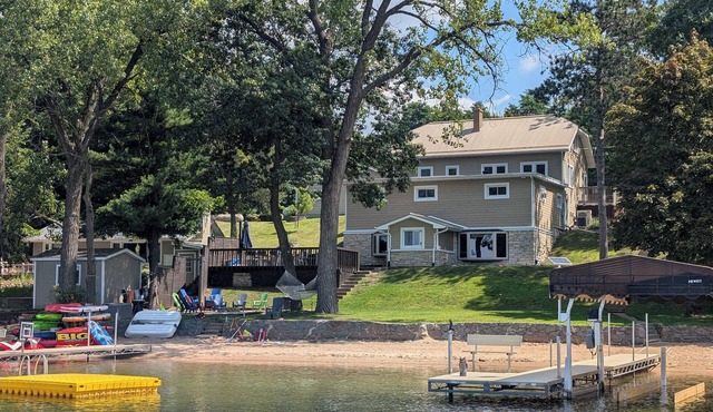 BEACH! 8 Bedroom Lakehouse! Sleeps 24+ Perfect For Families & Groups!