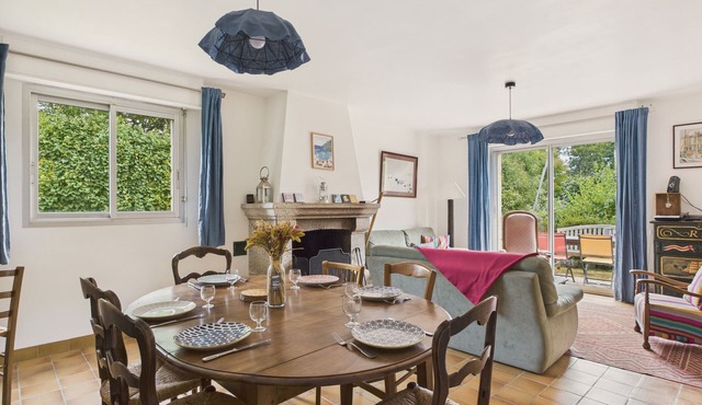 Beach 800m away, house for 11 with garden