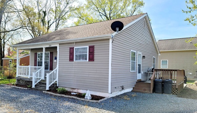 Beach Access Cottage ~ Come Enjoy The Beach Life, Walk to The Beach and Grilling