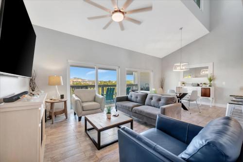 Beach Access & Heated Pool Resort Condo for 8