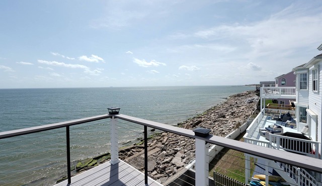 BEACH ACCESS LUX ISLAND PROPERTY - FAMILY GAME ROOM - 15 MIN WALK TO THE BEACH
