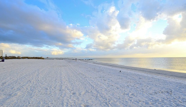 ☀Beach Access On Site🌴Land's End 1-203🐬Beautifully Updated🐠Across from Pool