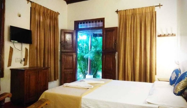 Beach accommodation and 3hrs Backwater cruise