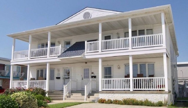 Beach Across The Street! Great Views & Location! Sleeps 10