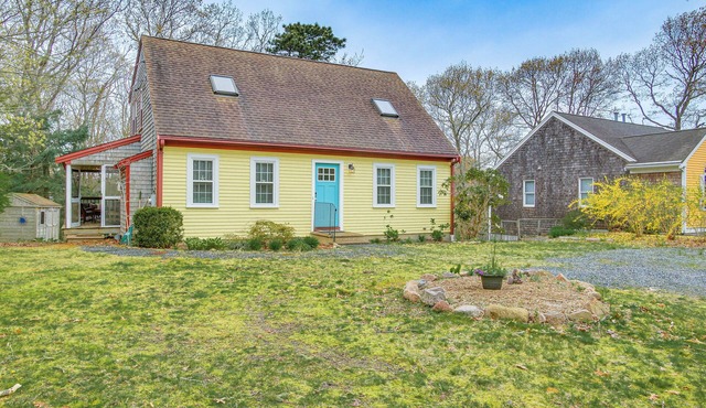 Beach and Lake Access: Family Getaway in Mashpee