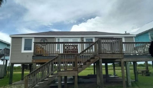 Beach and river view cottage with deck and specatuclar views.