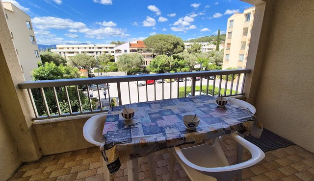 Beach and stores at 300m, all to walk