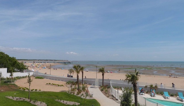 Beach apartment, pool, balcony, pets, parking