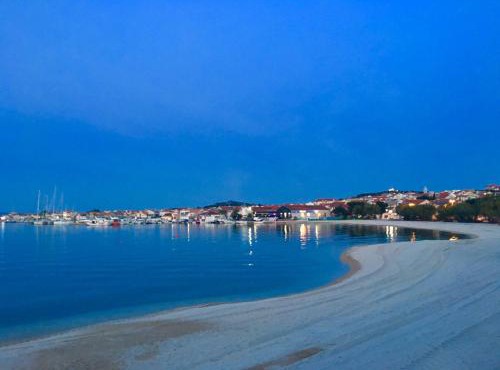 Beach apartment Ana - Wake up to the sea, balcony, terrace, garden & parking, Murter - Dalmatia
