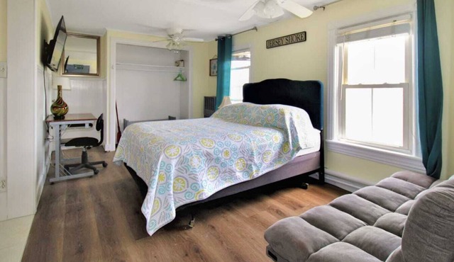 Beach Apt #18 Studio w/Bath, Kitchen & Work Space