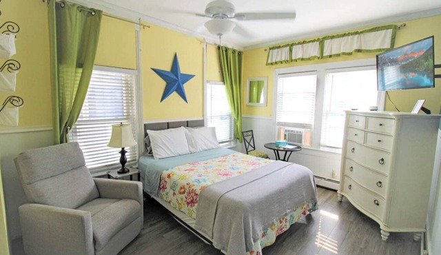 Beach Apt #2, Bright Studio w/Kitchen and Bath