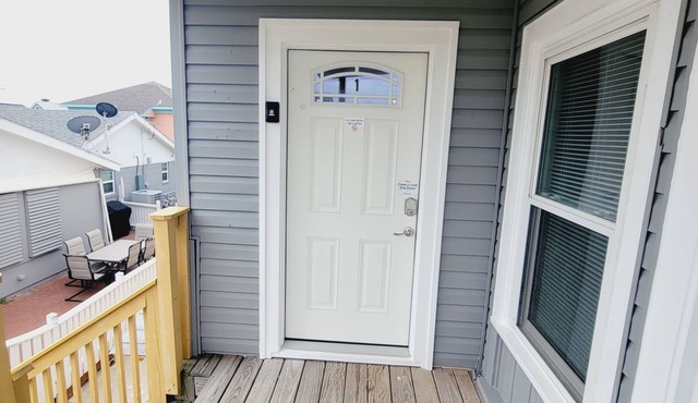 Beach apt, beach one block away, Cruise terminal minutes away!