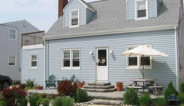 Beach Badges. WiFi. Outdoor Shower. Deck.Ocean Side Duplex in Brighton Beach.