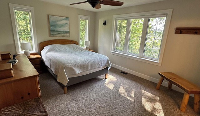 Beach Bay Cottage - Halls Lake. Private Shallow Sandy Beach