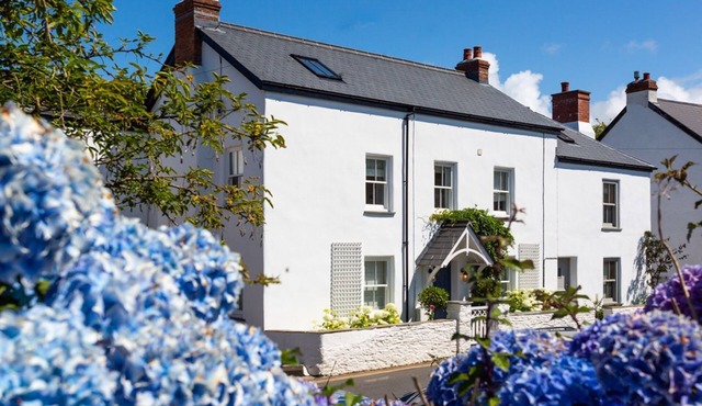 Beach Bay Cottage - Four Bedroom Villa, Sleeps 10