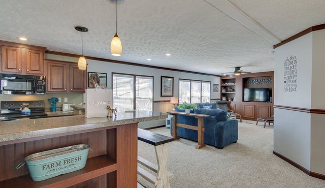 Beach Bay Pony Place w/Ponies: 1 Mi to Water!