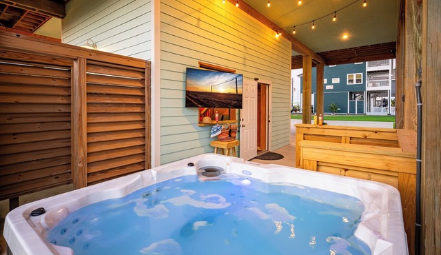 Beach+Bay Views, Hot Tub, <5 min walk to Beach,