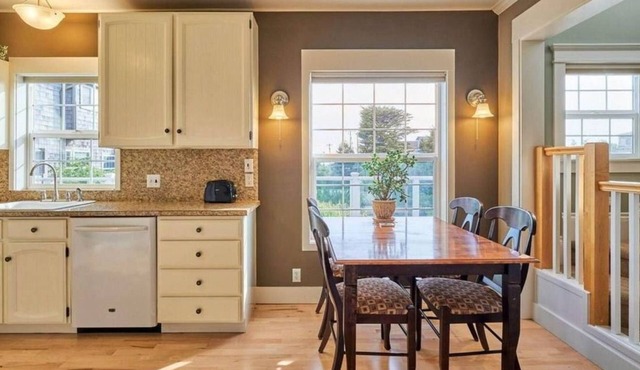 Beach, Bayfront, Breweries. Picturesque Ocean View