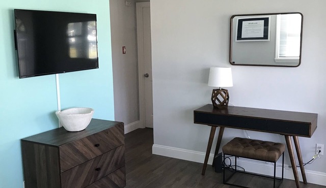 Beach Bliss: 3 Roku Smart TV's, WIFI, Only Blocks From The Bay