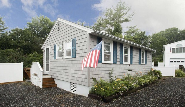 Beach Bliss! Cute 2 bed/1 bath cottage — 3 min. walk to Long Sands Beach!