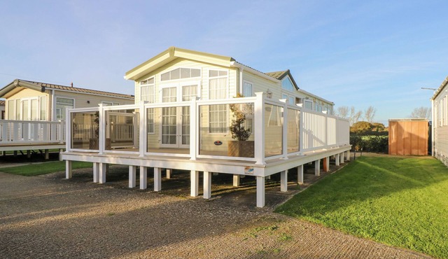 BEACH BLISS RETREAT, family friendly, with a garden in East Wittering