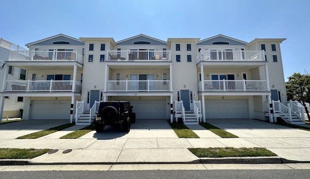 BEACH BLOCK, 100 steps to BOARDWALK and SAND, Sleeps 10